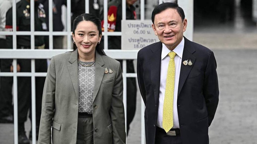 他信被判入狱当天<strong></p>
<p>载原油</strong>，佩通坦主持为泰党会议宣布备战下届大选