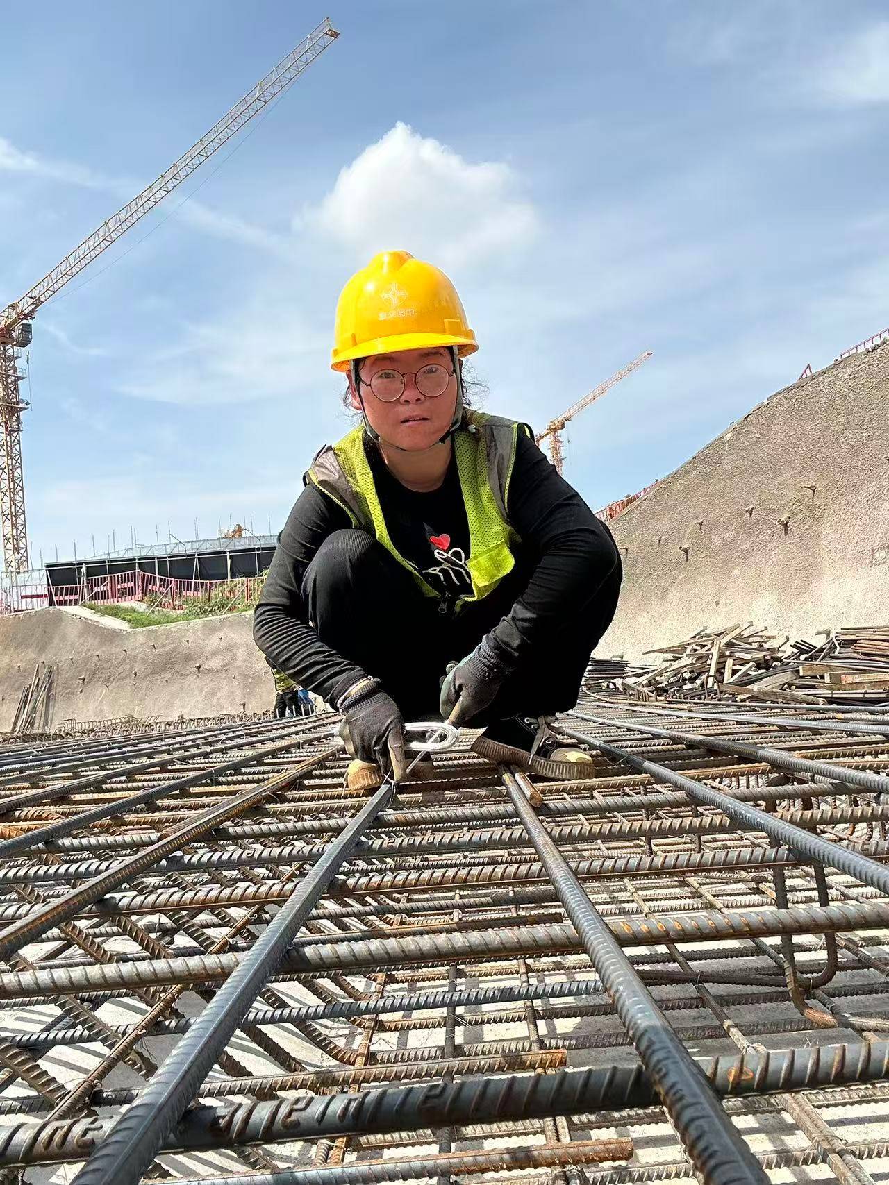 00后女孩工地绑钢筋5年成家里经济支柱：汗水流进眼睛特别疼<strong></p>
<p>原油开户流程</strong>，工友让我干轻松的活