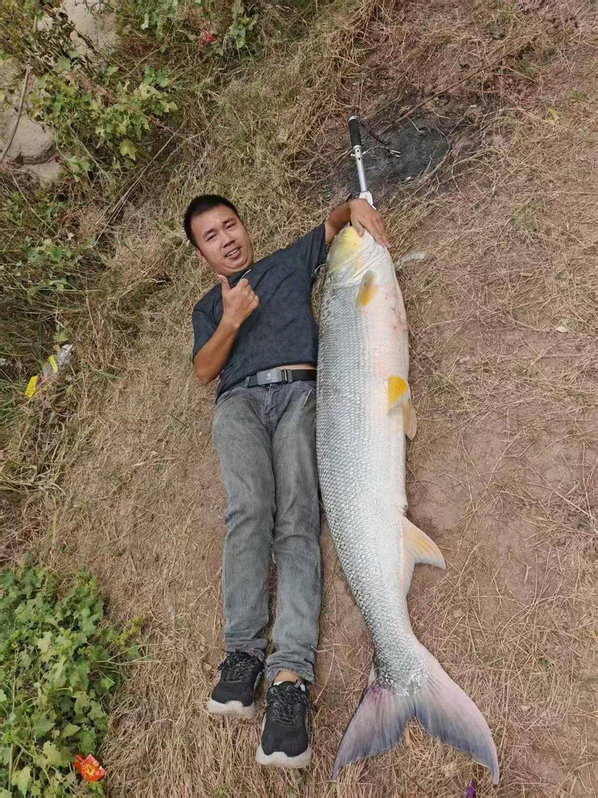 重庆一男子钓上79斤鳡鱼后<strong></p>
<p>原油开户流程</strong>，背着鱼在闹市当“显眼包”穿行20分钟，本人：有1.64米长
