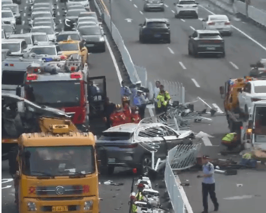 广州鹤洞大桥荔湾往海珠方向3辆小车发生碰撞<strong></p>
<p>原油开户流程</strong>,致早高峰交通拥堵