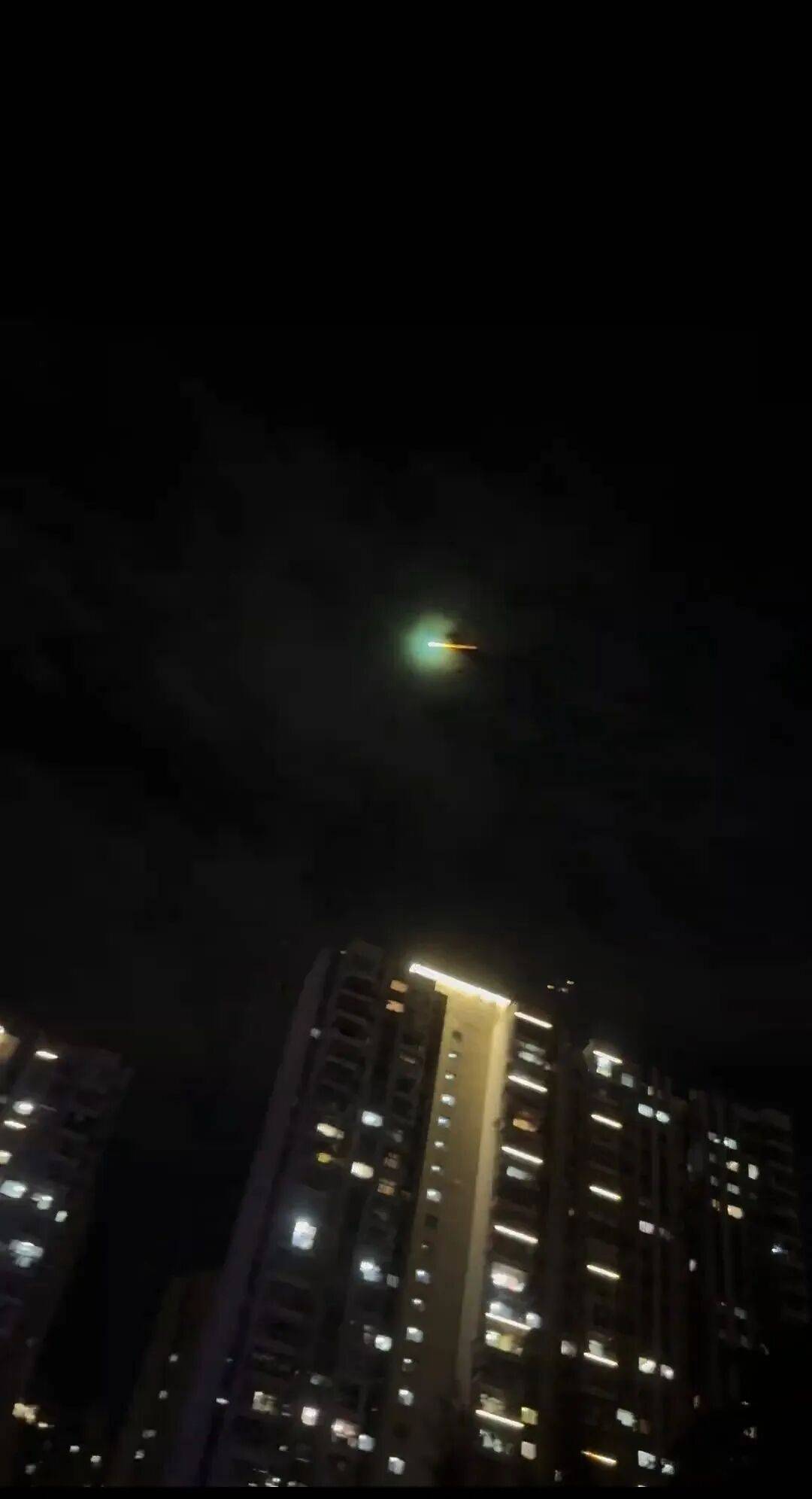 福建多地夜空现不明飞行物<strong></p>
<p>原油开户流程</strong>？目击者称速度极快放蓝绿色光芒