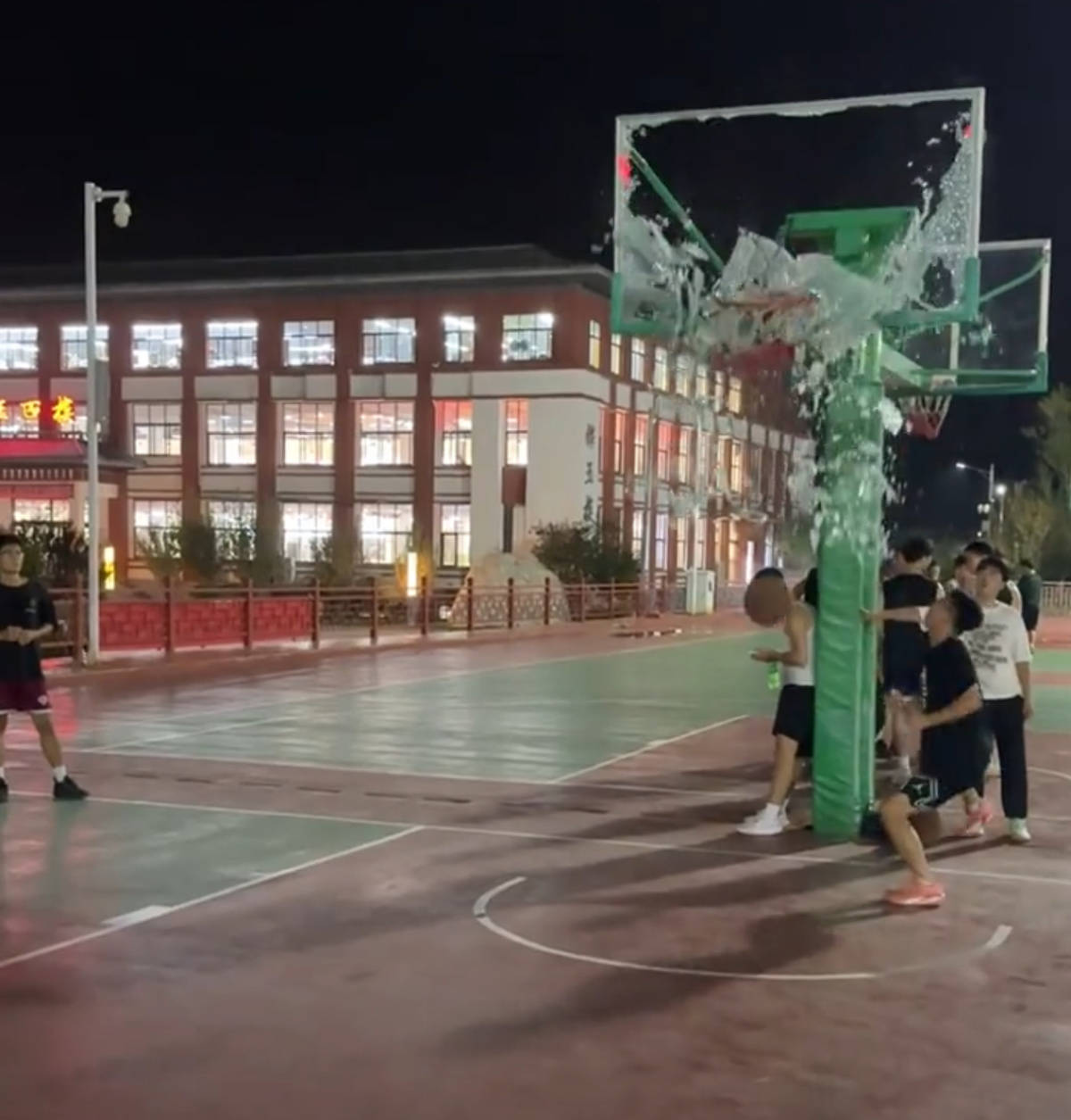 郑州178厘米大学生扣碎篮板<strong></p>
<p>美国原油交易时间</strong>，校方：说明弹跳力好！学校出资购买新篮板，已安装好