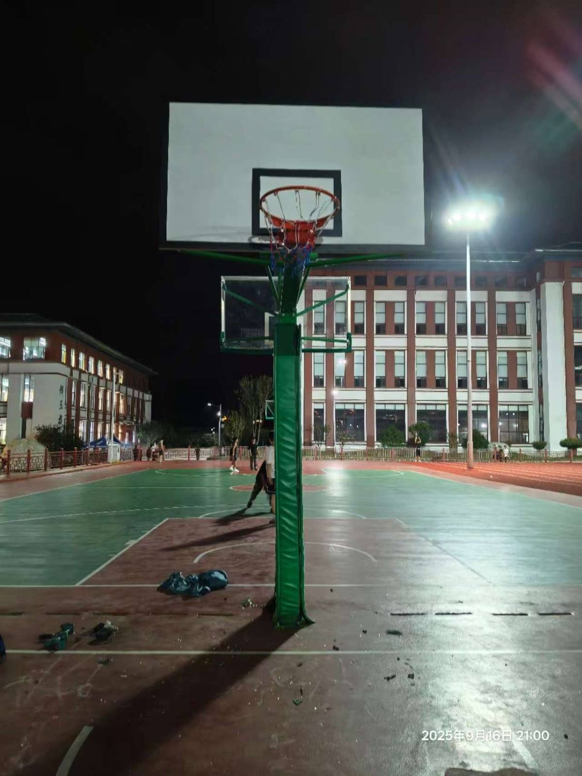 郑州178厘米大学生扣碎篮板<strong></p>
<p>美国原油交易时间</strong>，校方：说明弹跳力好！学校出资购买新篮板，已安装好