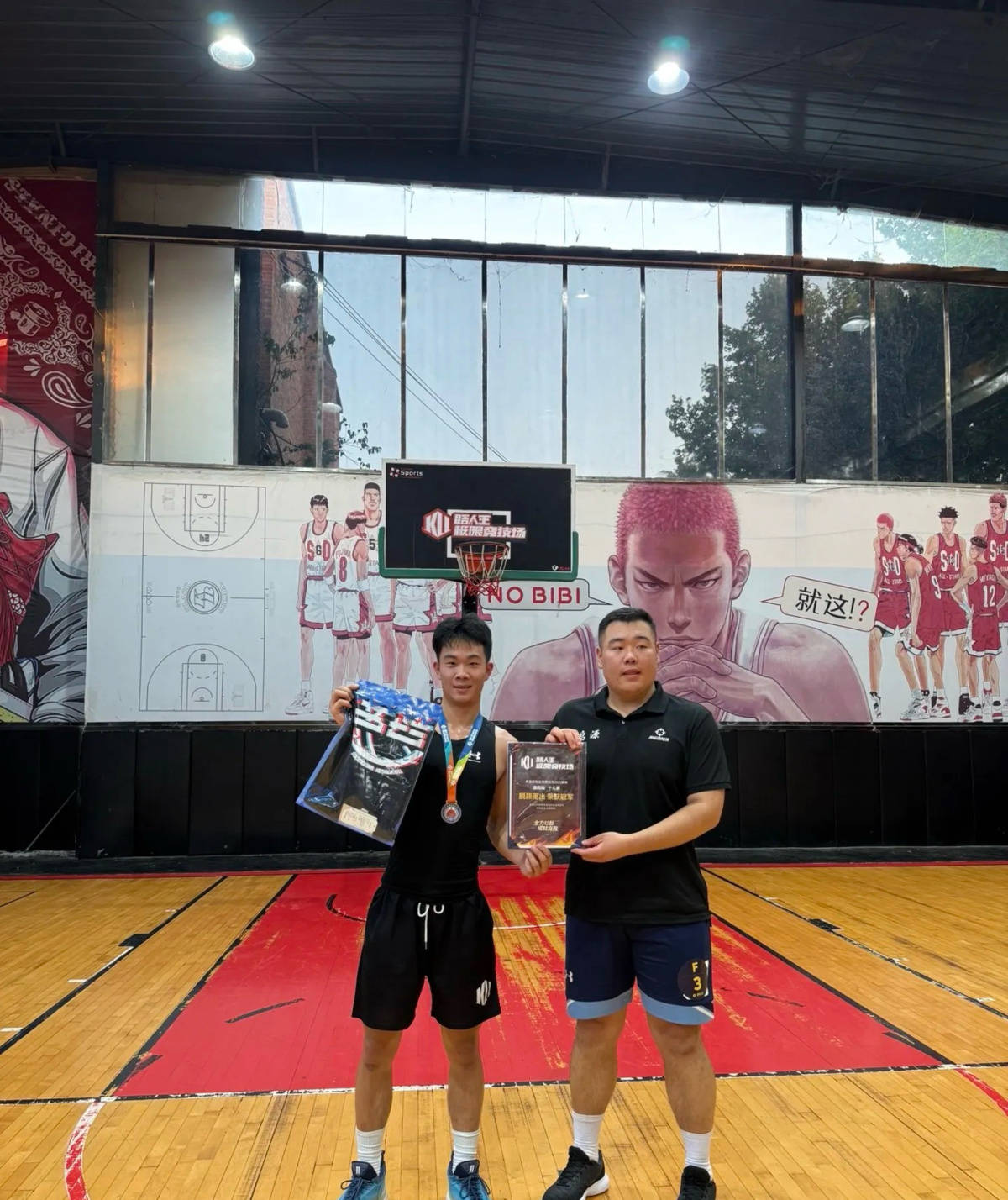 郑州178厘米大学生扣碎篮板<strong></p>
<p>美国原油交易时间</strong>，校方：说明弹跳力好！学校出资购买新篮板，已安装好