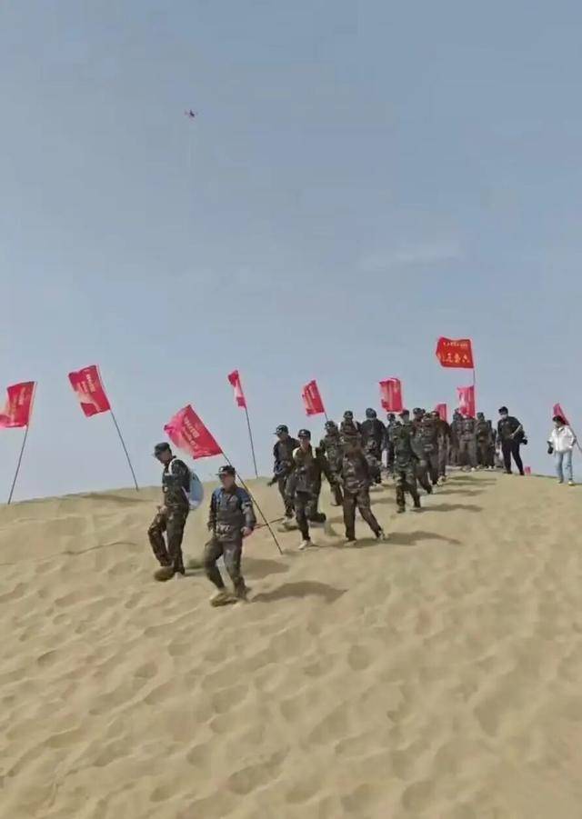 塔里木大学军训真硬核！8400余名新生分批穿越沙漠<strong></p>
<p>美国原油交易时间</strong>，匍匐前进、沙漠拉烟，堪比“沙场点兵”大片