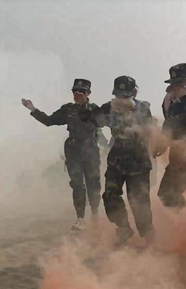 塔里木大学军训真硬核！8400余名新生分批穿越沙漠<strong></p>
<p>美国原油交易时间</strong>，匍匐前进、沙漠拉烟，堪比“沙场点兵”大片