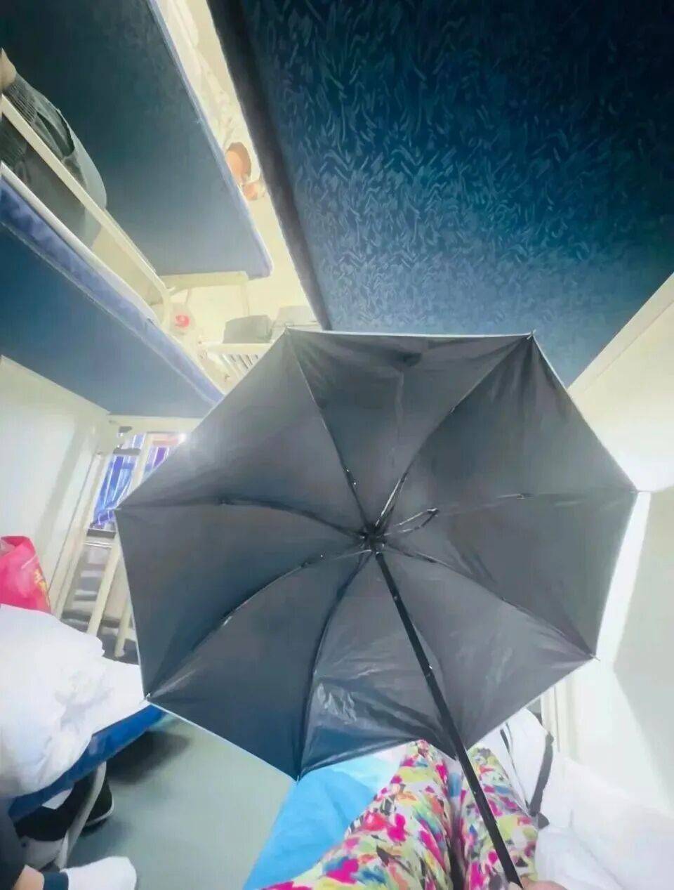 女生躺火车卧铺打伞遮隐私<strong></p>
<p>黄金原油早评</strong>，“过道坐着两名陌生男乘客”，12306回应