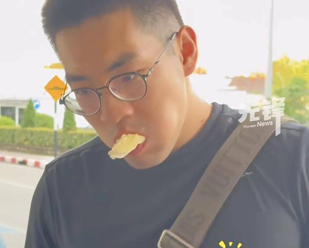 因无法带上飞机，一家五口30分钟狂炫11斤榴莲