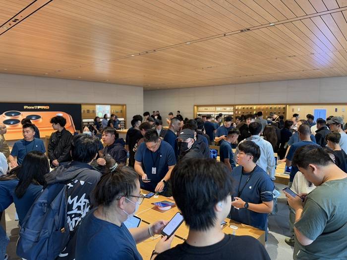 iPhone 17正式开售<strong></p>
<p>美原油开盘时间</strong>,橙色Pro Max黄牛最高加价1500元