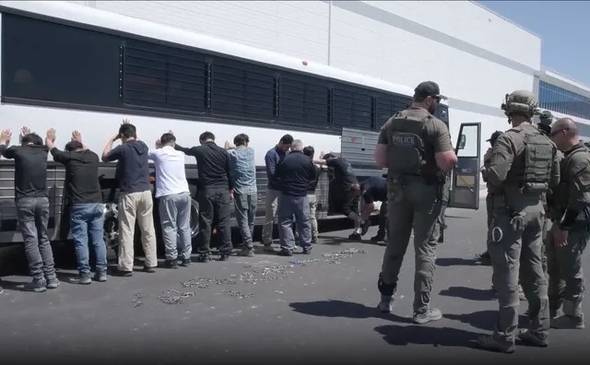 金钟:一旦特朗普掌握了这个“撒手锏”<strong></p>
<p>美盘外盘原油</strong>,影响将远超议息会议决策