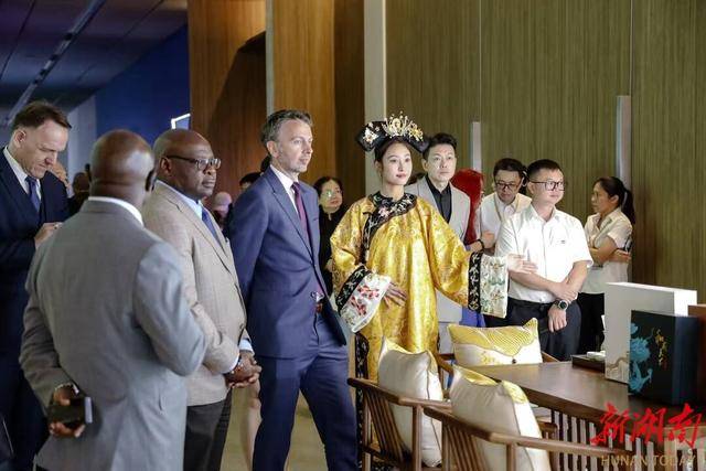 数字之光点亮海丝文明传承路<strong></p>
<p>美盘外盘原油</strong>,和成天下助力海丝数字艺术公益展