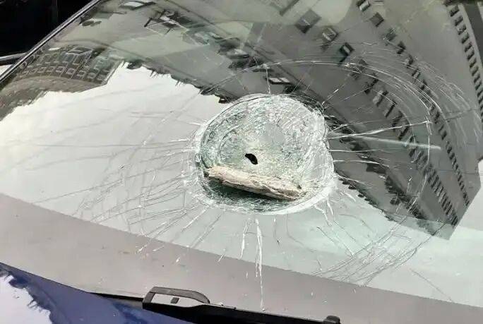 小区32楼外墙瓷砖脱落砸9车致凹陷<strong></p>
<p>美盘外盘原油</strong>,居民反映情况,物业回应将交由保险公司核定处理