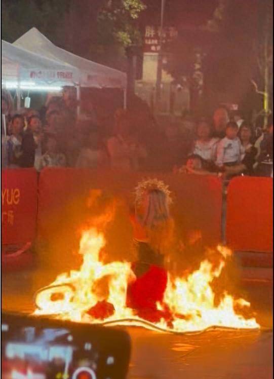 云南昆明商场表演“火裙舞”<strong></p>
<p>美盘外盘原油</strong>,一名女演员裙子引燃被烧伤