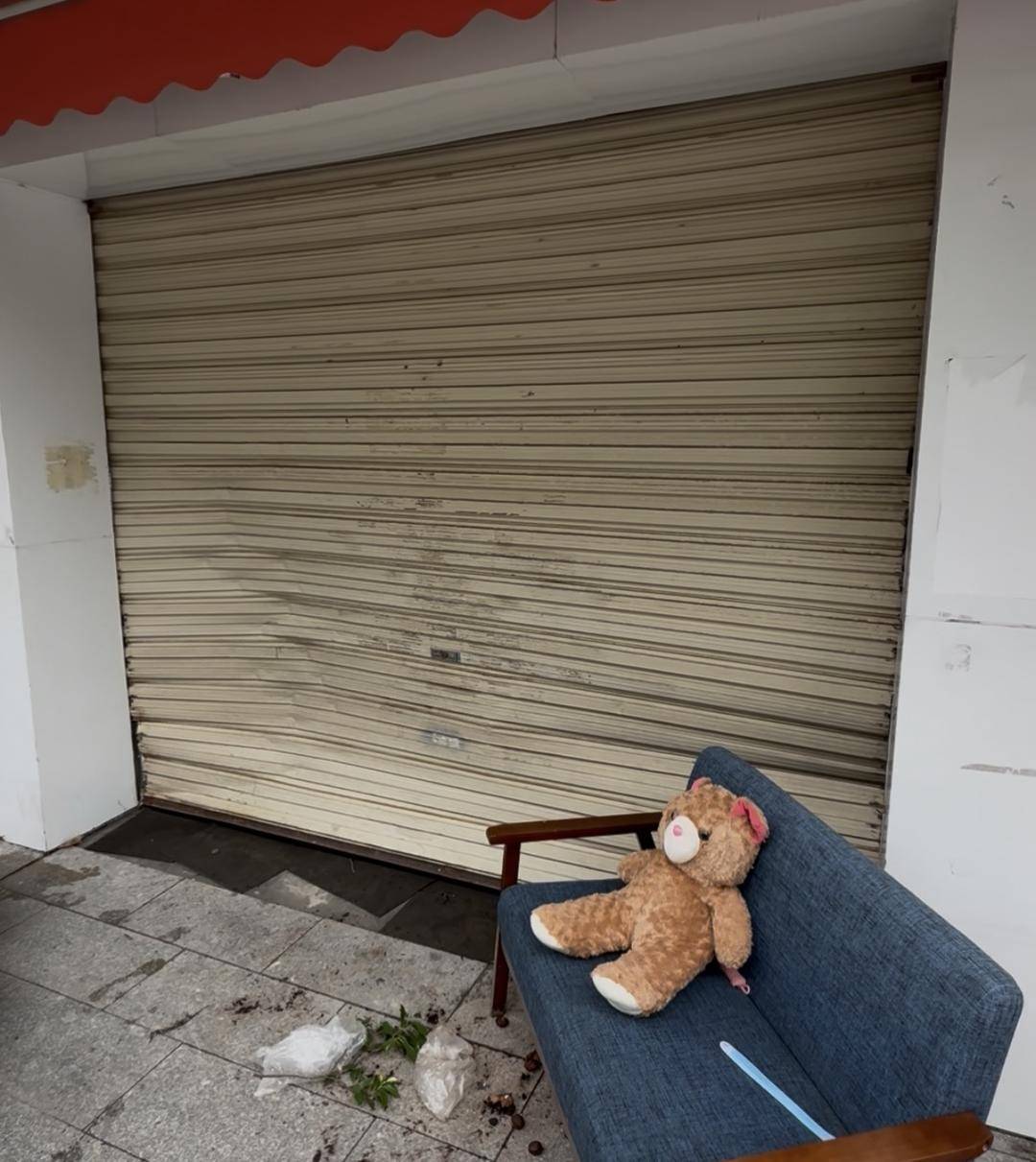 台风天珠海一司机驾越野车造浪冲破多家店玻璃<strong></p>
<p>原油美女</strong>，警方：行拘10日！