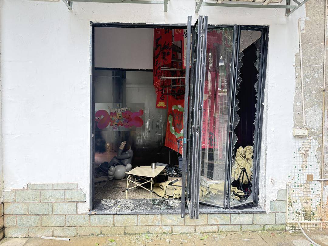 台风天珠海一司机驾越野车造浪冲破多家店玻璃<strong></p>
<p>原油美女</strong>，警方：行拘10日！