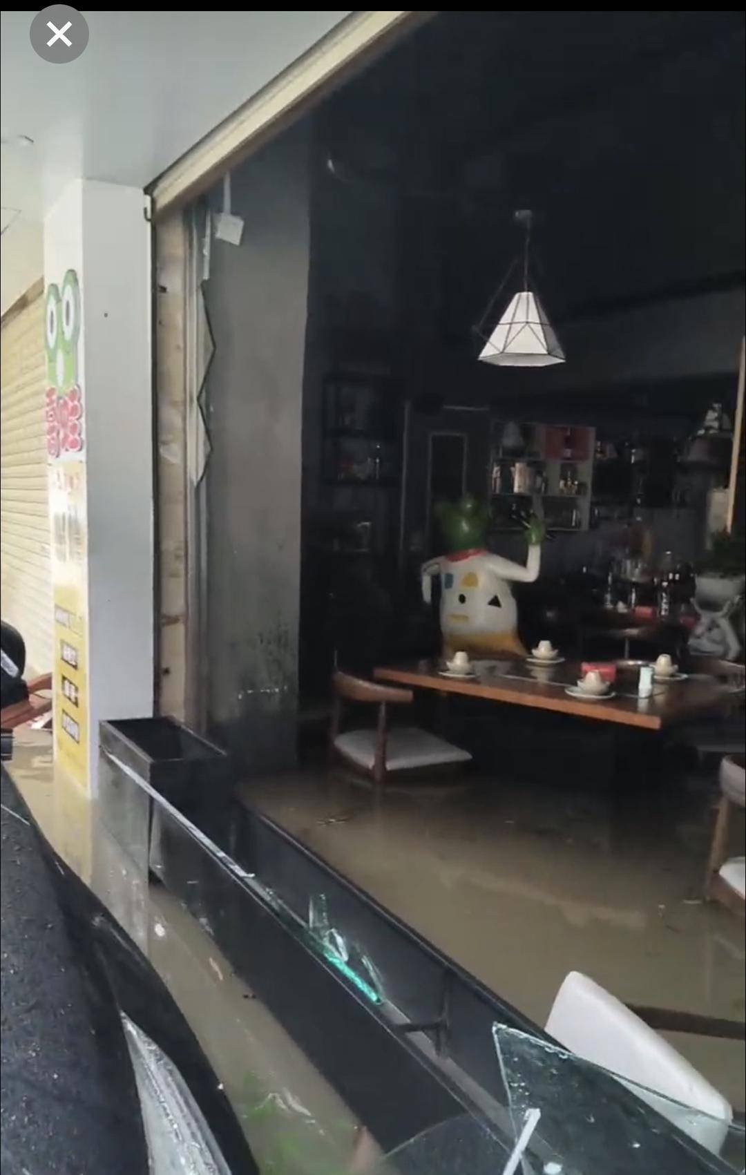 台风天珠海一司机驾越野车造浪冲破多家店玻璃<strong></p>
<p>原油美女</strong>，警方：行拘10日！