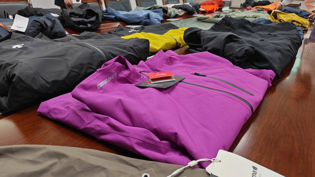 注意!冲锋衣40款里3款“不防水”<strong></p>
<p>原油美女</strong>,教你一招在家也能测