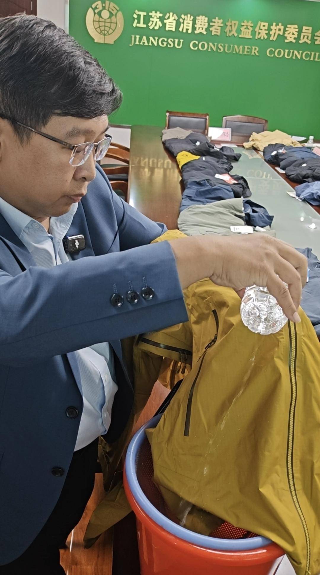 注意!冲锋衣40款里3款“不防水”<strong></p>
<p>原油美女</strong>,教你一招在家也能测