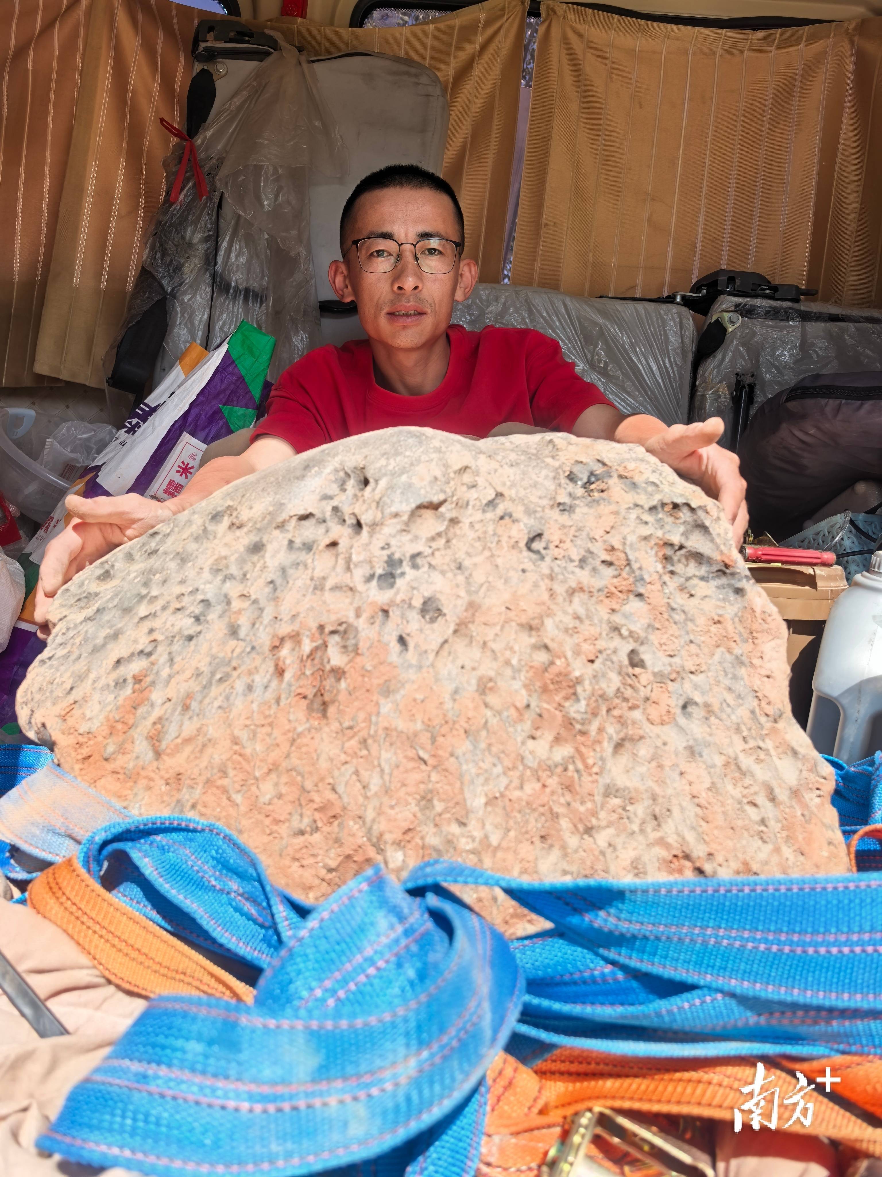 423公斤陨石在茂名电白挖出<strong></p>
<p>原油美女</strong>,系国内目击降落第二大单体陨石