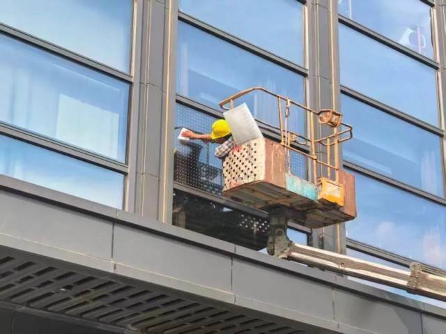 北京一座大厦楼下躺了14只鸟<strong></p>
<p>融原油</strong>，12只已死亡！元凶竟是玻璃