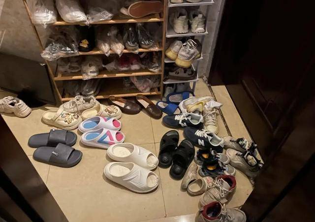 物业“不让门口放鞋子”<strong></p>
<p>融原油</strong>，门口放鞋柜违法吗？