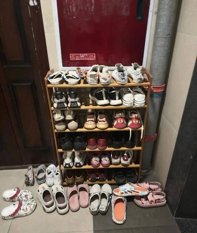 物业“不让门口放鞋子”<strong></p>
<p>融原油</strong>，门口放鞋柜违法吗？