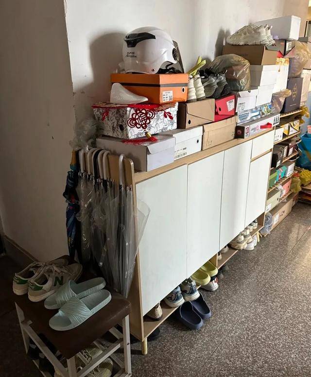 物业“不让门口放鞋子”<strong></p>
<p>融原油</strong>，门口放鞋柜违法吗？