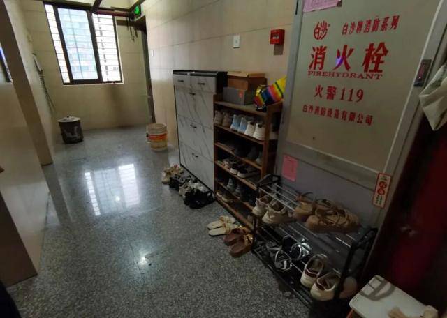 物业“不让门口放鞋子”<strong></p>
<p>融原油</strong>，门口放鞋柜违法吗？