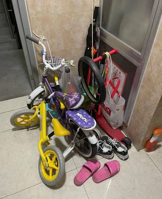 物业“不让门口放鞋子”<strong></p>
<p>融原油</strong>，门口放鞋柜违法吗？