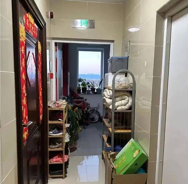 物业“不让门口放鞋子”<strong></p>
<p>融原油</strong>，门口放鞋柜违法吗？