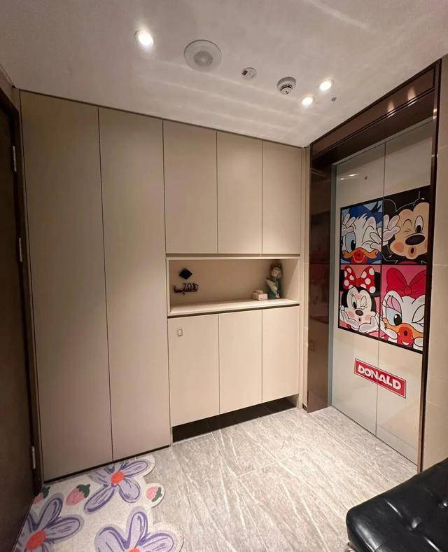 物业“不让门口放鞋子”<strong></p>
<p>融原油</strong>，门口放鞋柜违法吗？