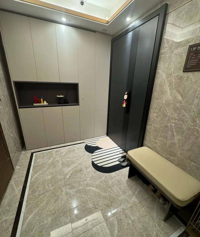 物业“不让门口放鞋子”<strong></p>
<p>融原油</strong>，门口放鞋柜违法吗？