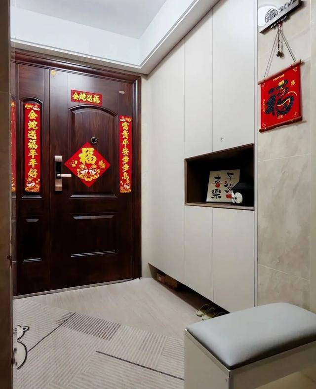 物业“不让门口放鞋子”<strong></p>
<p>融原油</strong>，门口放鞋柜违法吗？