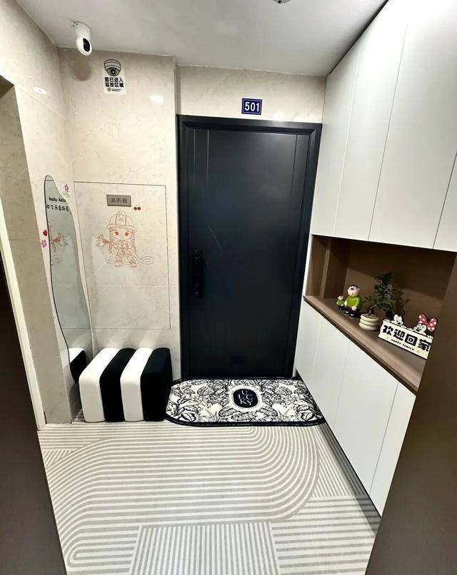 物业“不让门口放鞋子”<strong></p>
<p>融原油</strong>，门口放鞋柜违法吗？