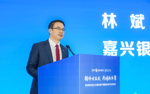 嘉兴银行人事“地震”<strong></p>
<p>融原油</strong>，业绩承压下女行长临危受命