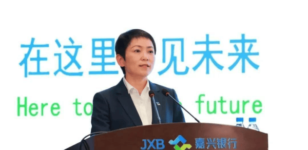 嘉兴银行人事“地震”<strong></p>
<p>融原油</strong>，业绩承压下女行长临危受命