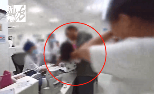 事发上海晚高峰!汹涌车流中<strong></p>
<p>融原油</strong>,一男子绝望跳车,直奔民警而去……