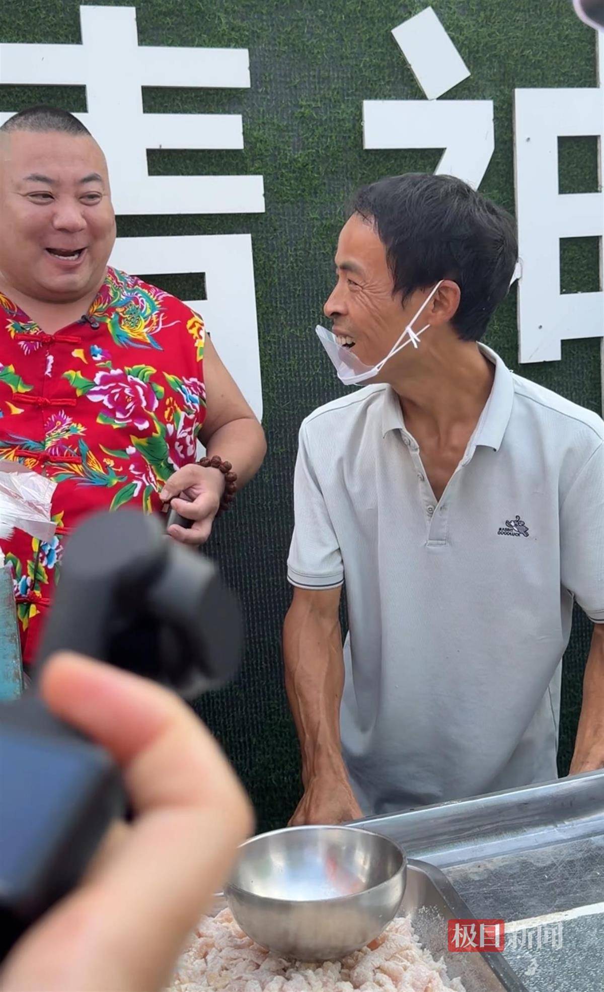 对话鸡排哥李俊永：爆火后每天一二十个镜头对着我<strong></p>
<p>融原油</strong>，未来不考虑直播带货，更愿意和顾客待在一起