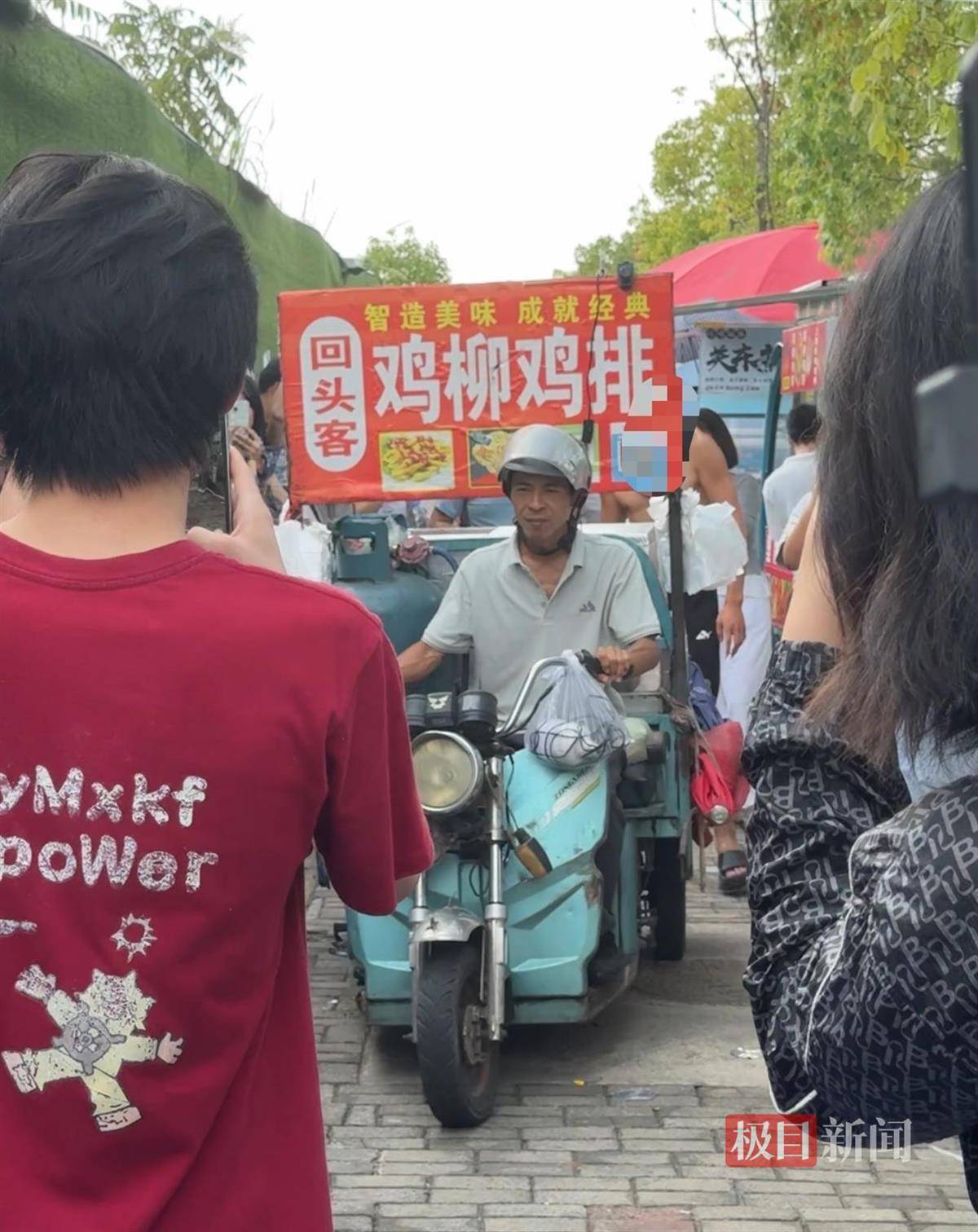 对话鸡排哥李俊永：爆火后每天一二十个镜头对着我<strong></p>
<p>融原油</strong>，未来不考虑直播带货，更愿意和顾客待在一起