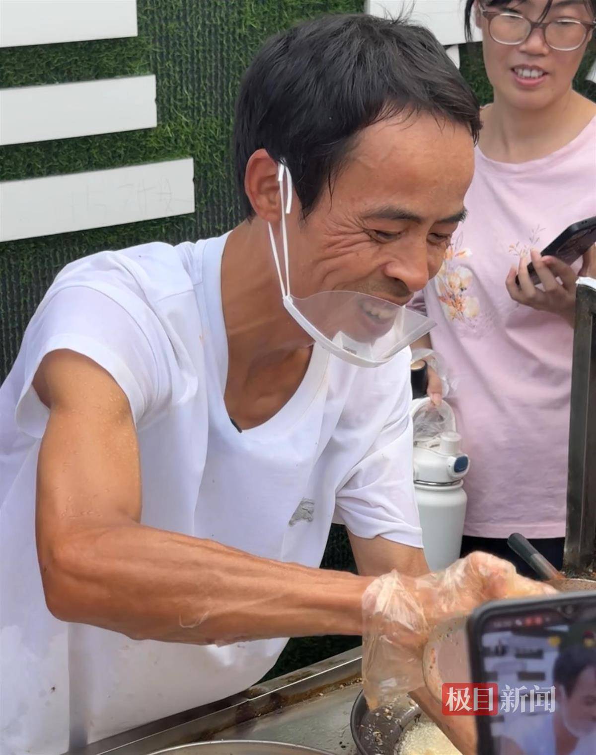 对话鸡排哥李俊永：爆火后每天一二十个镜头对着我<strong></p>
<p>融原油</strong>，未来不考虑直播带货，更愿意和顾客待在一起