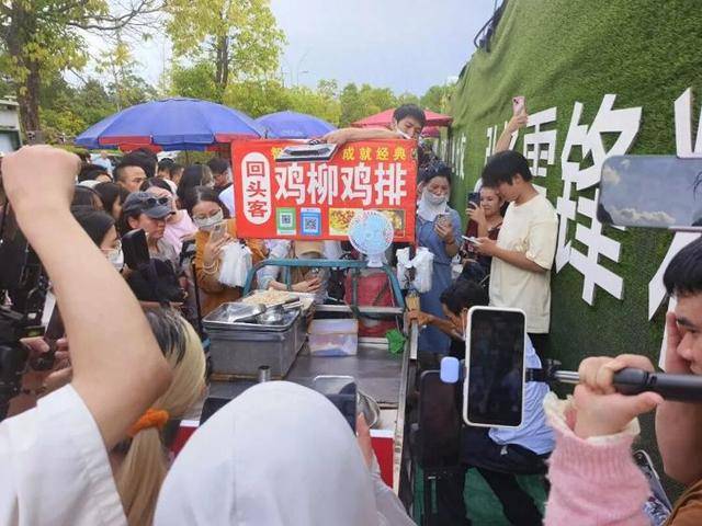 被流量砸中的“鸡排哥”：炸到中暑<strong></p>
<p>融原油</strong>，每天睡三四个小时，怕辜负顾客不舍得休息