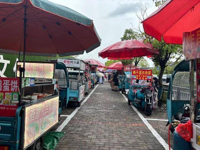 被流量砸中的“鸡排哥”：炸到中暑<strong></p>
<p>融原油</strong>，每天睡三四个小时，怕辜负顾客不舍得休息