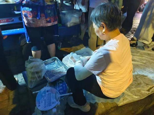 被流量砸中的“鸡排哥”：炸到中暑<strong></p>
<p>融原油</strong>，每天睡三四个小时，怕辜负顾客不舍得休息