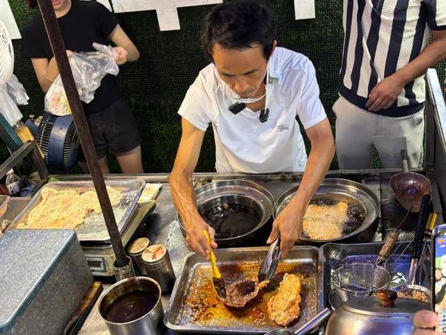 被流量砸中的“鸡排哥”：炸到中暑<strong></p>
<p>融原油</strong>，每天睡三四个小时，怕辜负顾客不舍得休息