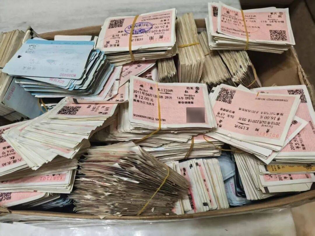 纸质火车票退场<strong></p>
<p>融原油</strong>,每道折痕里都藏着远方、爱情与山河记忆