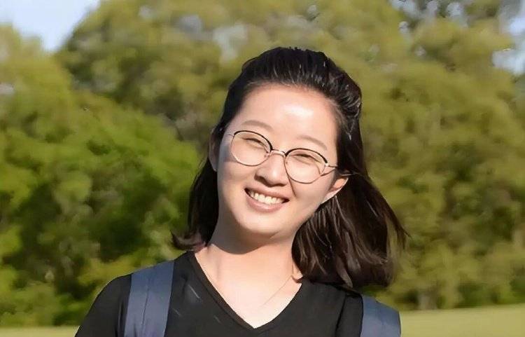 章莹颖男友国庆探望章父并协助直播<strong></p>
<p>切原油</strong>,网友劝其早点结婚,本人回应