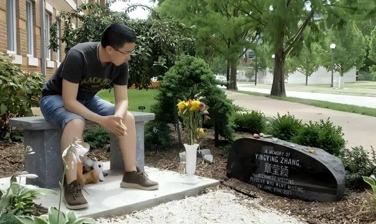 章莹颖男友国庆探望章父并协助直播<strong></p>
<p>切原油</strong>,网友劝其早点结婚,本人回应