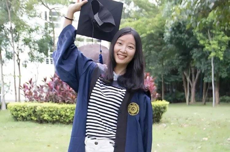 章莹颖男友国庆探望章父并协助直播<strong></p>
<p>切原油</strong>,网友劝其早点结婚,本人回应