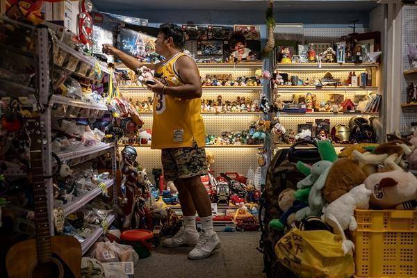 当年轻人走进二手市场:“买二手是年轻人更聪明的选择”