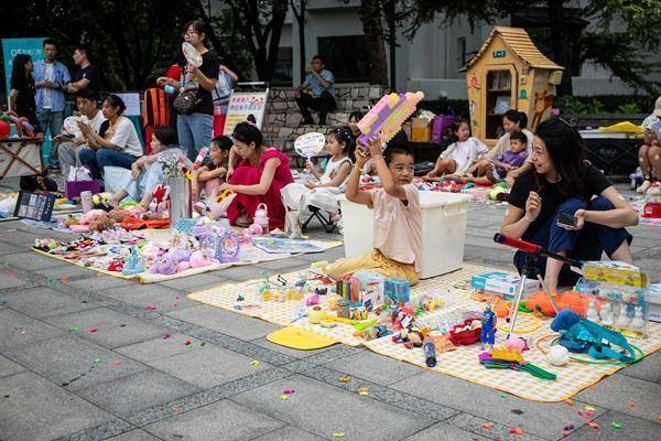 当年轻人走进二手市场:“买二手是年轻人更聪明的选择”